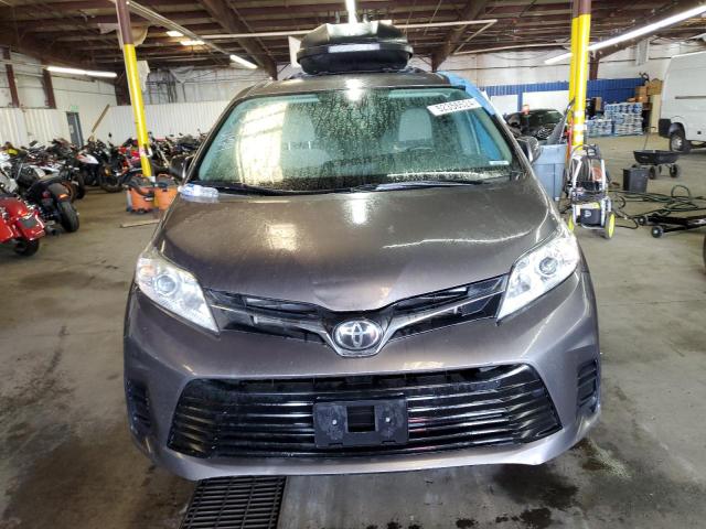 TOYOTA SIENNA LE 2019