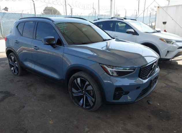 VOLVO XC40 B5 ULTIMATE DARK THEME 2023