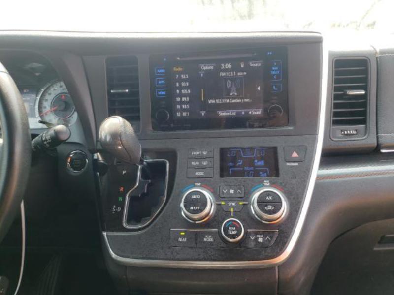 2017 TOYOTA SIENNA SE