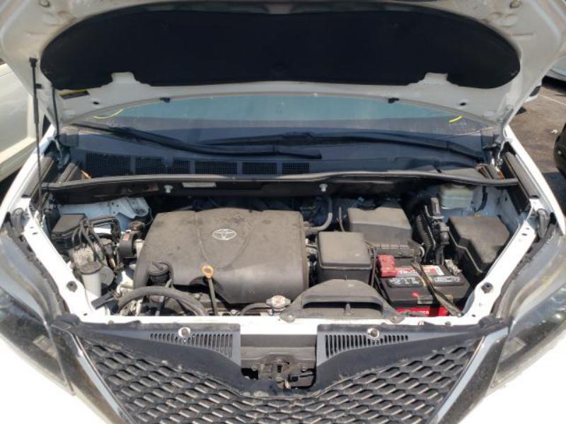 2017 TOYOTA SIENNA SE