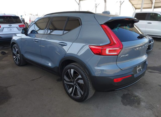 VOLVO XC40 B5 ULTIMATE DARK THEME 2023