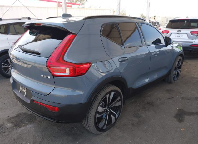 VOLVO XC40 B5 ULTIMATE DARK THEME 2023