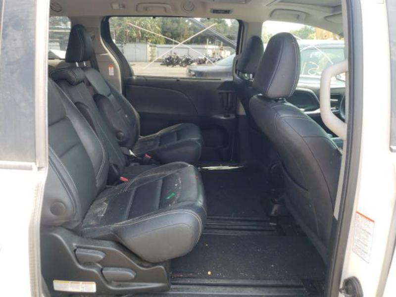 2017 TOYOTA SIENNA SE
