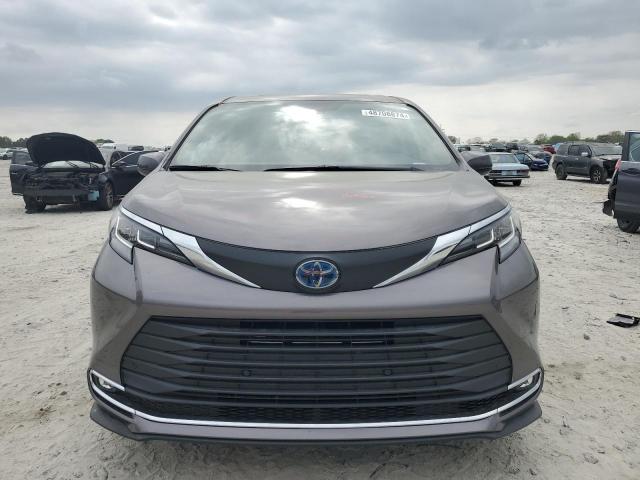 TOYOTA SIENNA XLE 2021